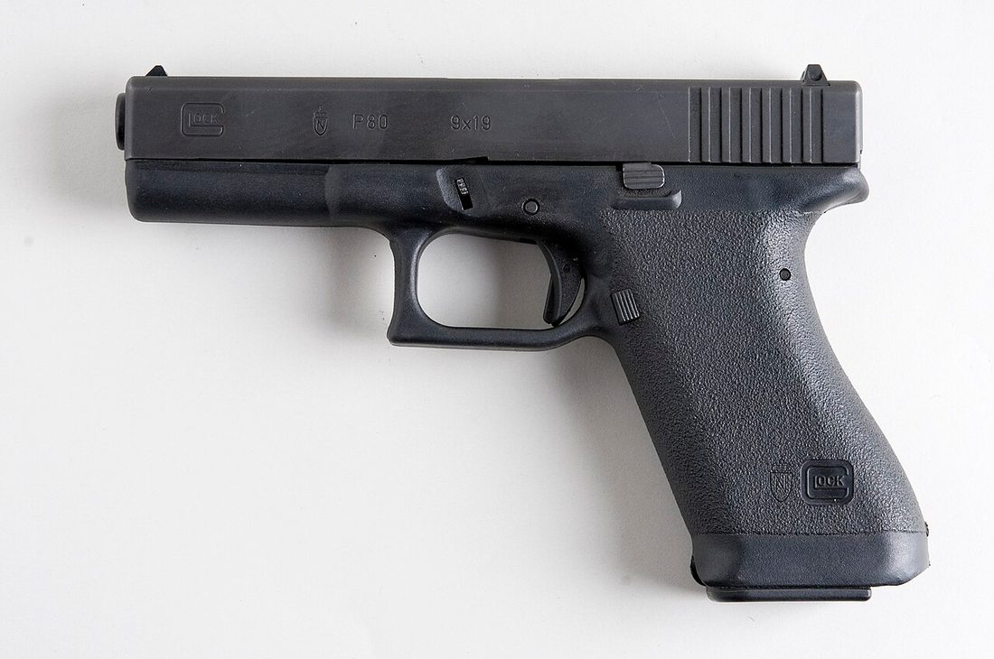 Glock 17 (6825676904).jpg